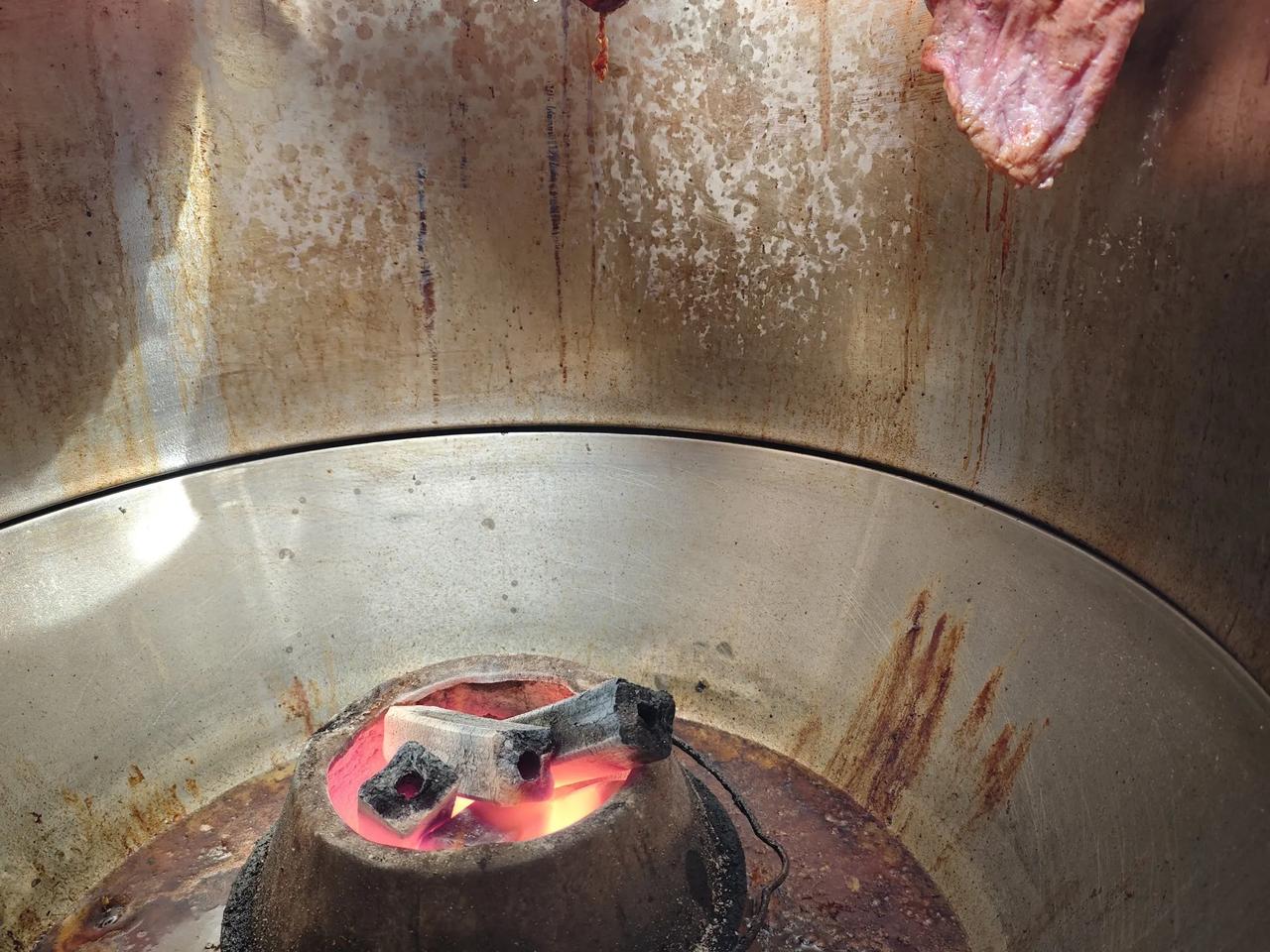 要健康喝羊汤大家好我是羊汤小白新鲜的食材不需要繁琐的操作，点火引碳，炉热放羊排