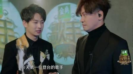 李圣杰看周杰伦演唱会, 被发现后让他唱歌, 一首