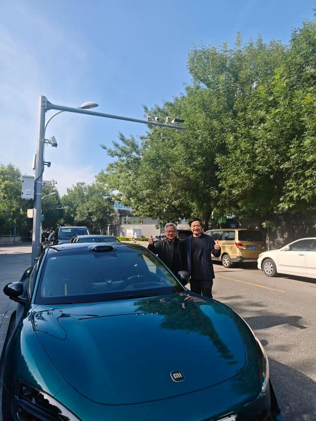 雷军和黄仁勋跟小米SU7拍的合影，话说小米YU7刚用上消费级芯片，下一步不会是准
