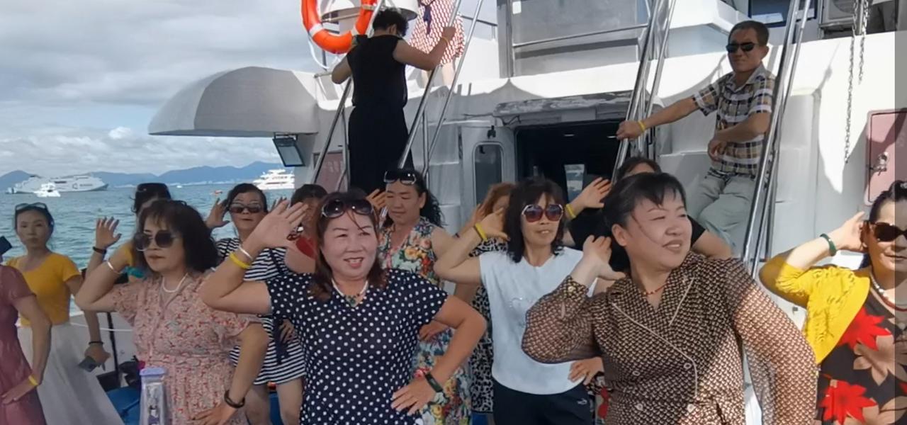 大妈玩转出海游今年夏天，跟团去海南三亚的西岛游玩，导游安排的是一天的时间。