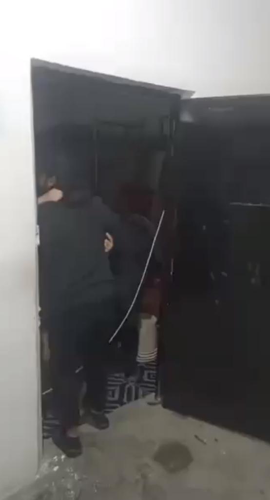 “乔拉尼”武装部队攻占了此前由美国支持的库尔德武装控制的监狱，这些监狱位于拉卡，