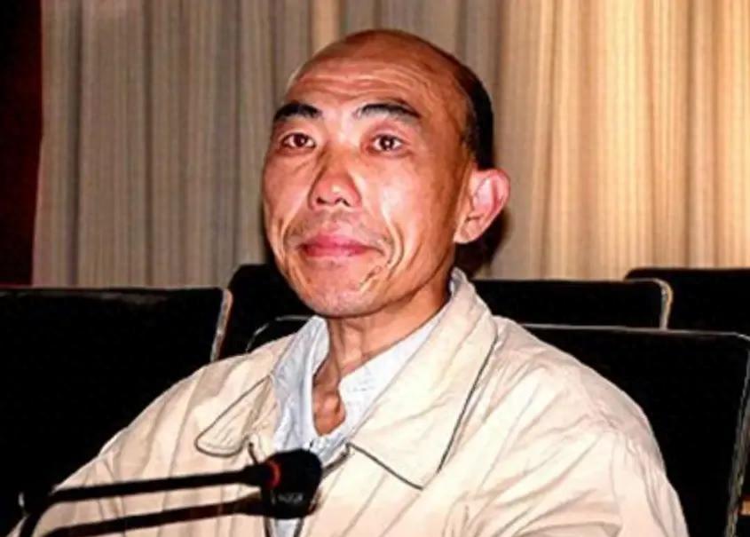 胥敬祥。1991年，他是河南鹿邑县一个老实巴交的农民。就因为在酒桌上脱了件外套，