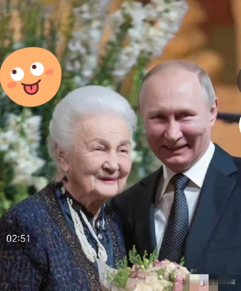 看着大帝母亲这张满头银发的照片，一脸的慈祥温厚，谁能想到就是这样一位普通的母亲，