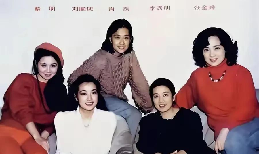 她坐在中间，皮肤绷得紧，眼神亮得灼人，像一尊上了釉的、不肯褪色的瓷像。可所有人