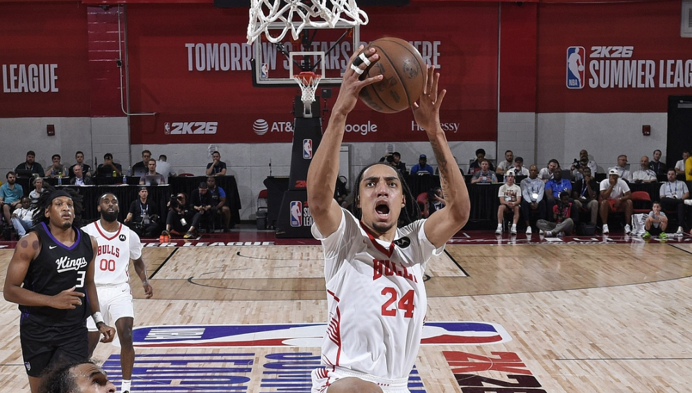 NBA最荒谬操作曝光！公牛下放12号秀立即召回，18岁埃桑格成首位健康却0分钟新秀，球迷：这是骗局