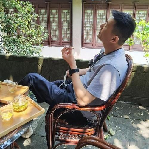 人到中年，别再糊涂过日子人到中年，慢慢就懂了。酒肉朋友，只适合逢场作戏。