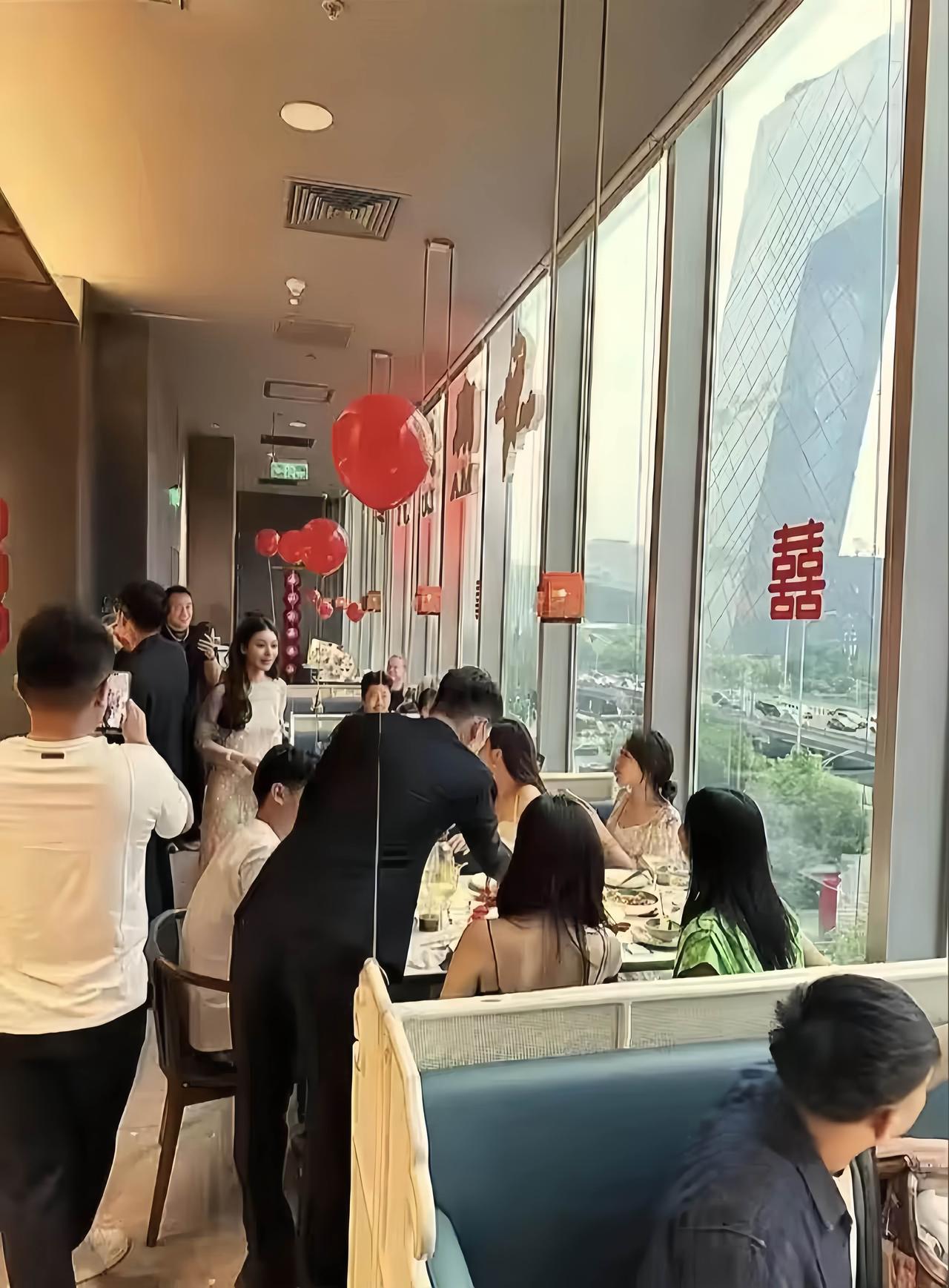 汪小菲与马筱梅今日大婚，她头戴凤冠身披霞帔，风光的出嫁了。早在提前一天，亲朋