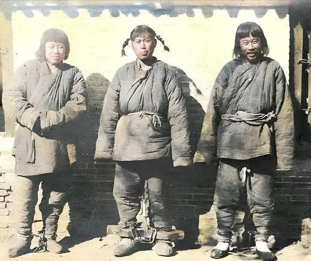 清朝历史老照片这张晚清老照片我看了半晌也没有看懂！三个高大魁梧的汉子全部脚带铁链