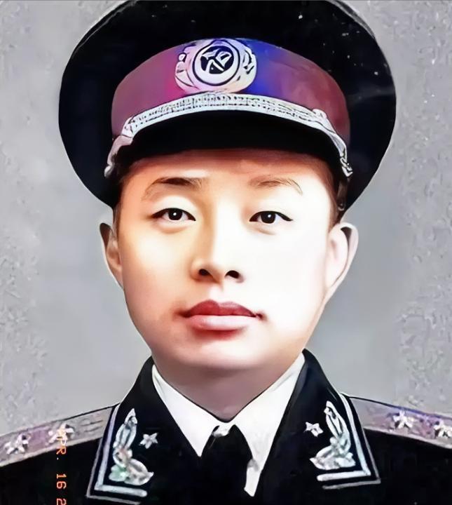 授衔台上，一张年轻稚嫩的面庞，却肩扛中将军衔，着实令人惊叹，不禁让人感叹，时势造