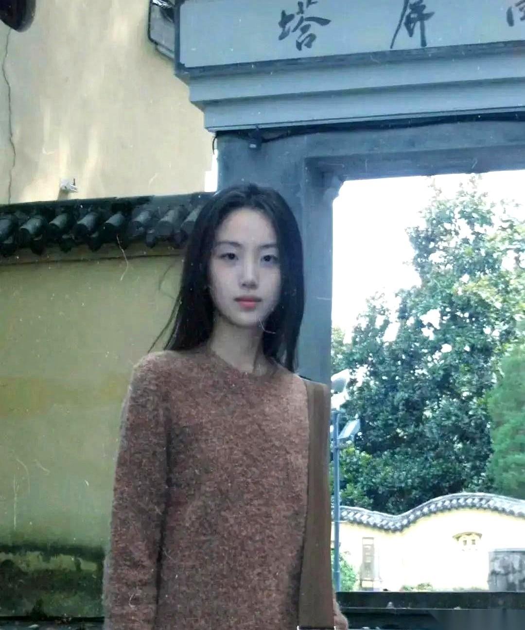 这张照片，定格在2004年5月1日。镜头里笑得一脸灿烂的女孩，是浙大中文系的高