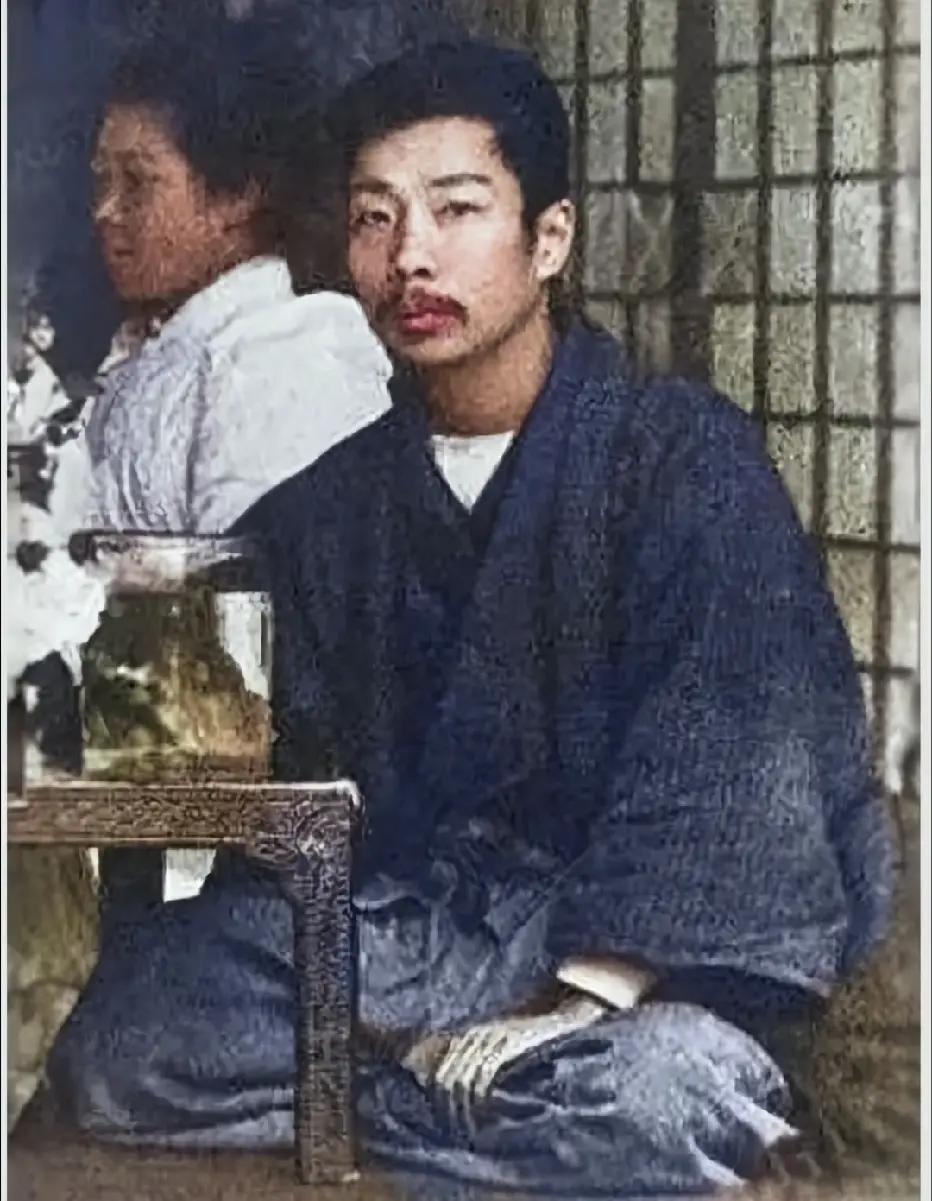 翻到1909年鲁迅在东京留学的旧照，穿一身素色和服站在檐下，完全打破我之前对他的