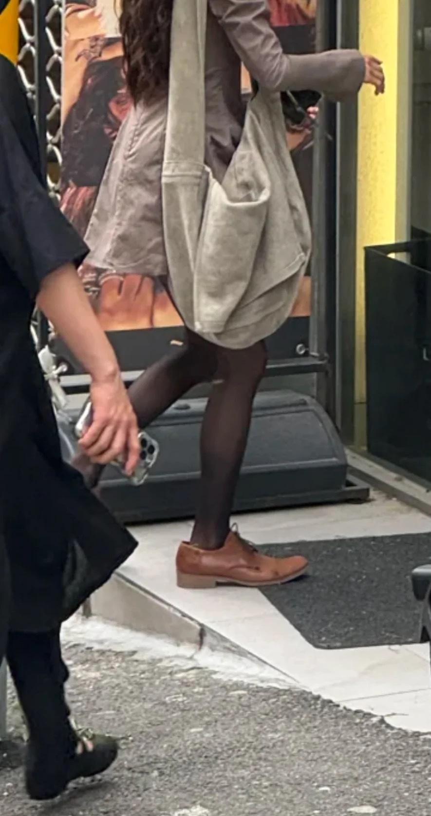 网友偶遇黄多多和孙莉，我只想说她的鞋子是认真的吗？近日，网友在韩国偶遇黄多多和