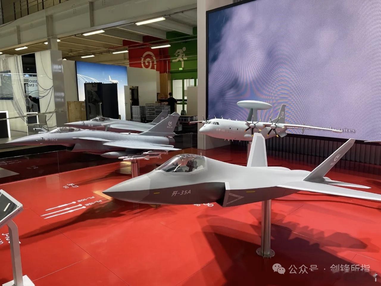 实机没去巴黎航展现场？歼-10CE缩比模型现身中航工业展台仅有一张图片，目前巴