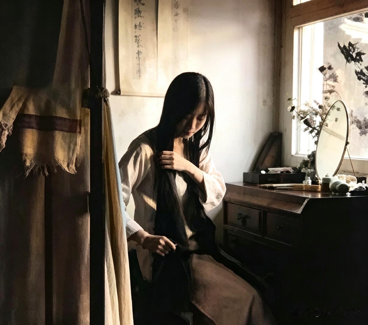 1930年，末代皇后婉容一个人坐在梳妆台前，默默梳着长头发。照片里她那个神情，看