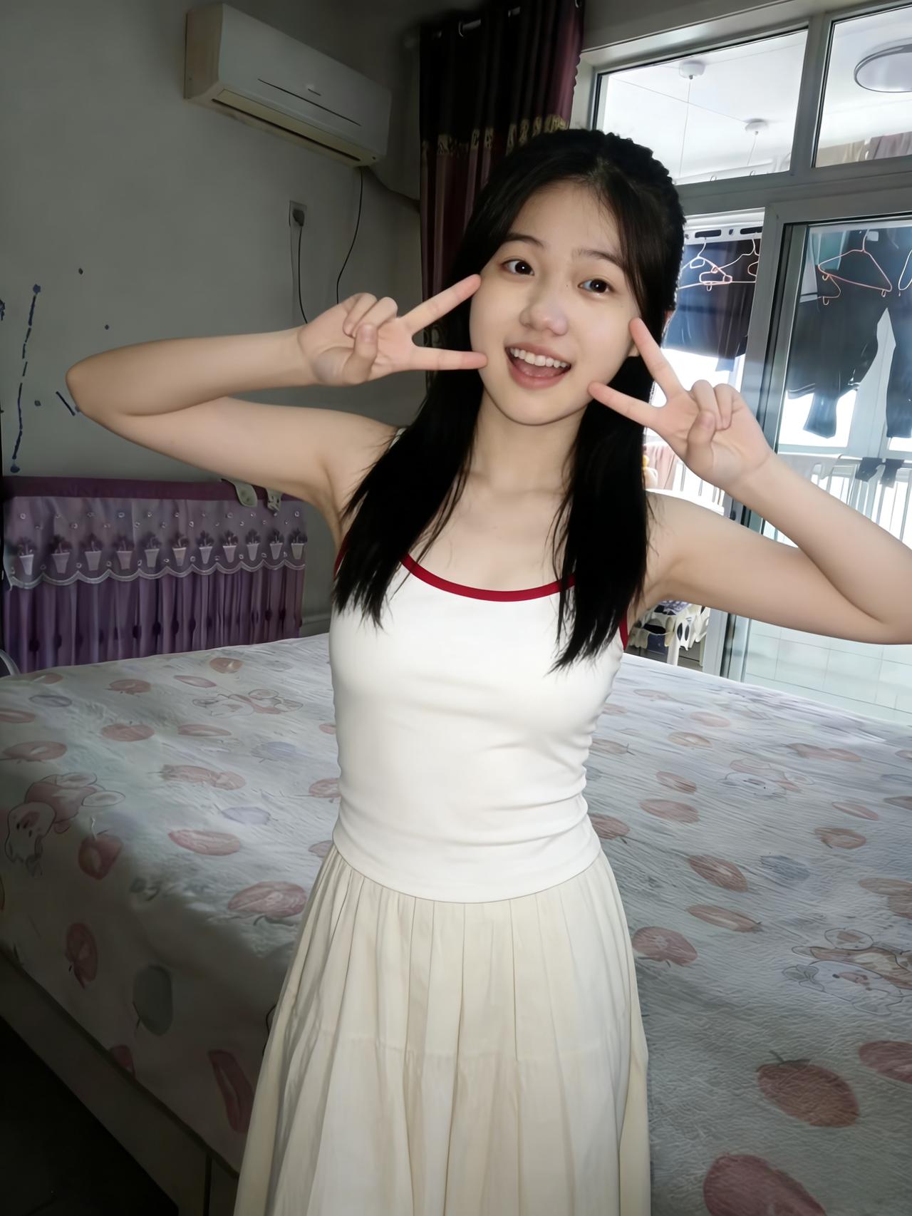 白裙曳地惹风柔，红衬轻萦锁骨秋。立尽小窗人不语，一帘花影落肩头。