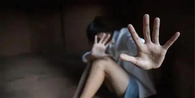 性侵不等同于强奸，两者是有区别的。1.法律定义方面根据《中华人民共和国刑法》