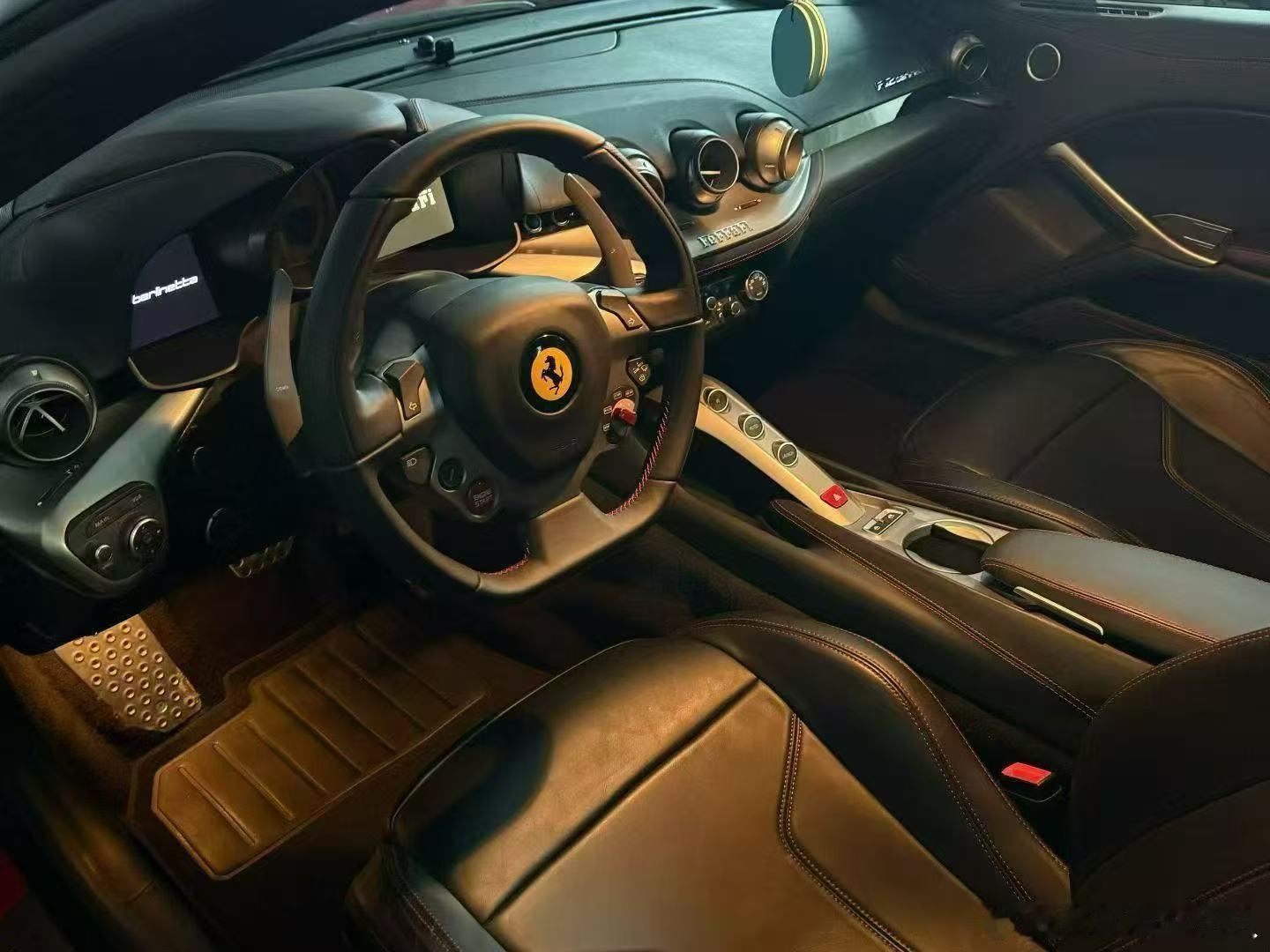 法拉利F12V12自然吸气，取代了前置发动机的599系列。法拉利竭尽全力确保它