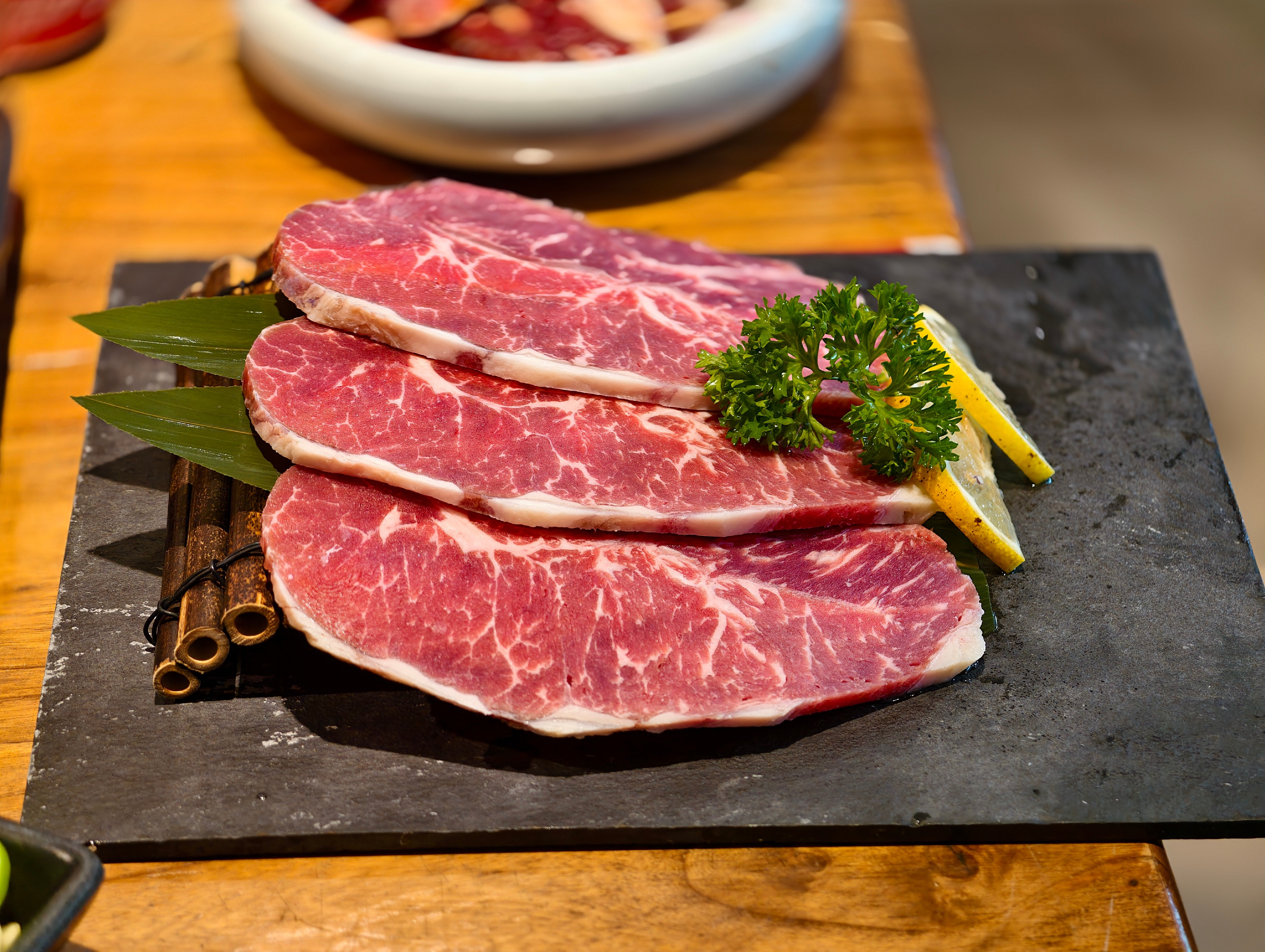 都吃了吗？中午猪瘾犯了。带着烤肉老妹，出来小酌一杯。[墨镜]​​​