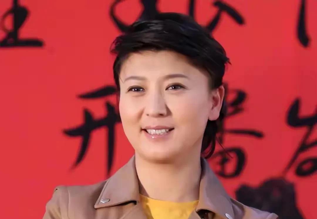 主持人问闫学晶:“你认为和儿子儿媳妇在一起住好，还是分开住好？”闫学晶斩钉截铁: