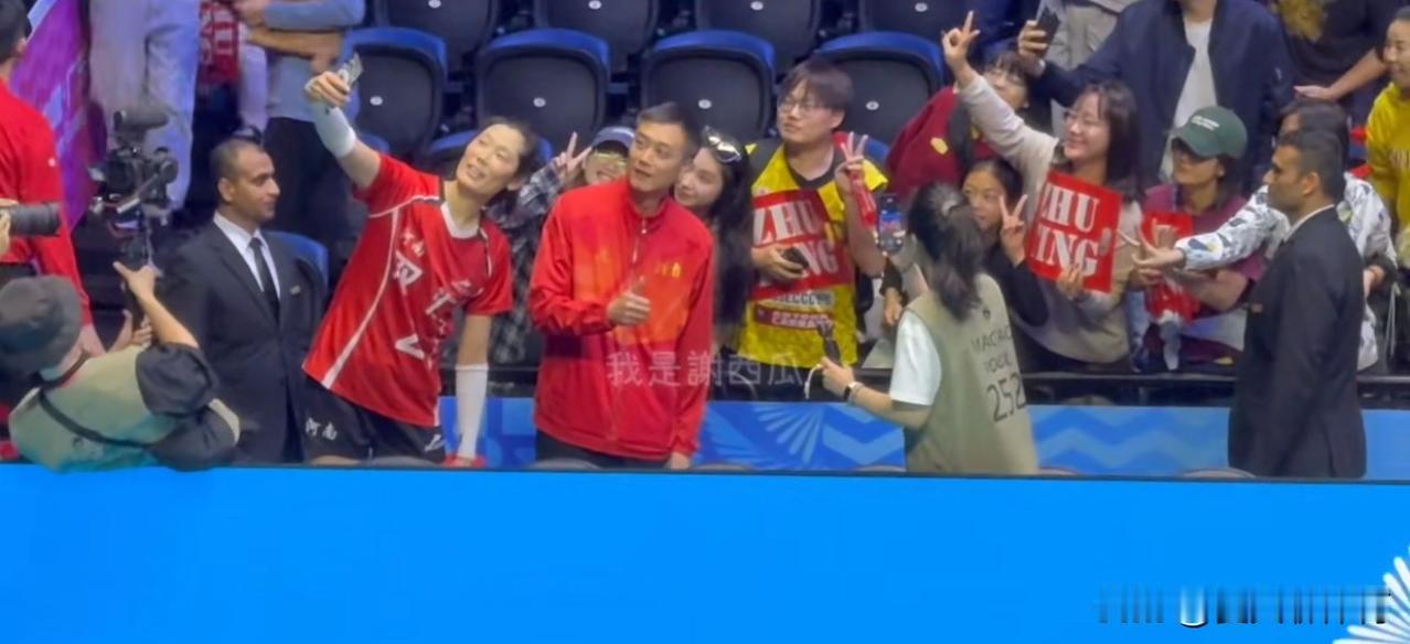 羡慕嫉妒[哭哭][哭哭]朱婷拉着焦帅教练去跟小黄人合影！自己去合影也就算了，还拉