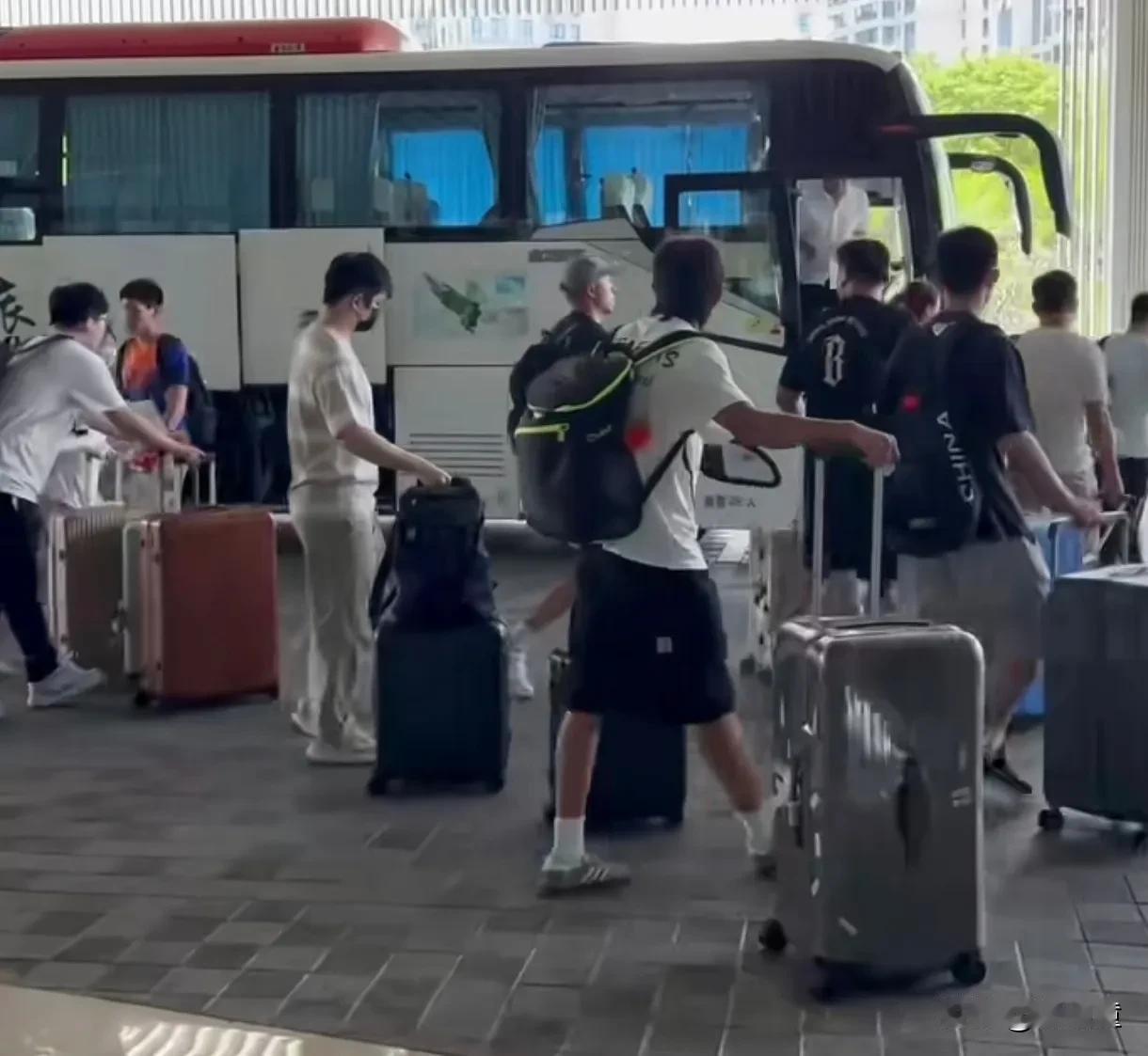 赵子豪的穿搭，樊振东肯定不会学！上海队一起现身厦门，赵子豪身穿灰色鞋子，短裤，