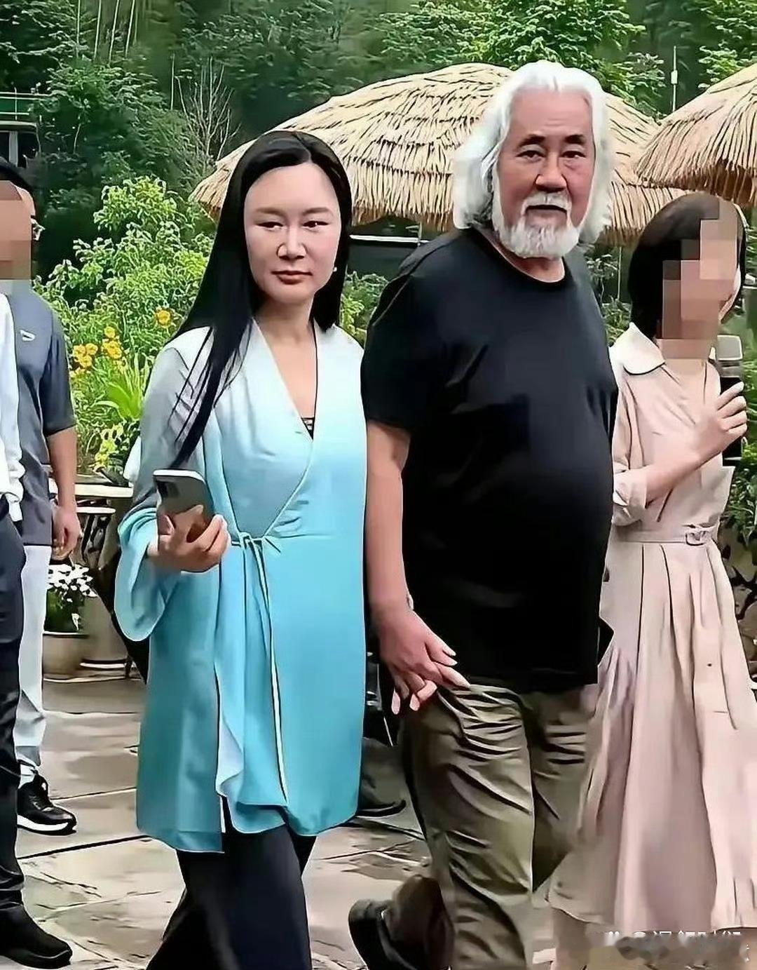 张‍纪中大﻿导演‍带全‏家出来玩，他老婆直接素颜出镜，没‍‏想‌‏到长⁠⁠‍这样