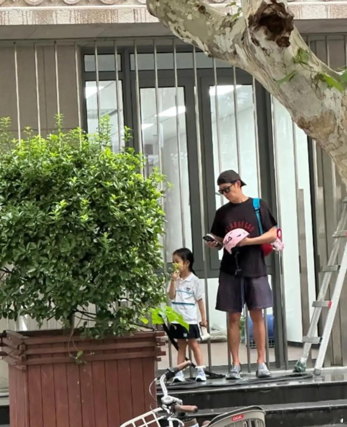 上海街头偶遇到演员王阳，48岁的他骑着自行车接女儿放学。王阳女儿还不满6周岁，现