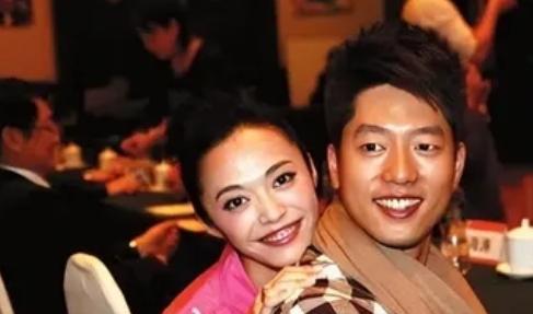 姚晨和凌潇肃离婚后，拿着“一份不平等条约”，嫁给了曹郁。婚后，姚晨收拾衣柜发现了