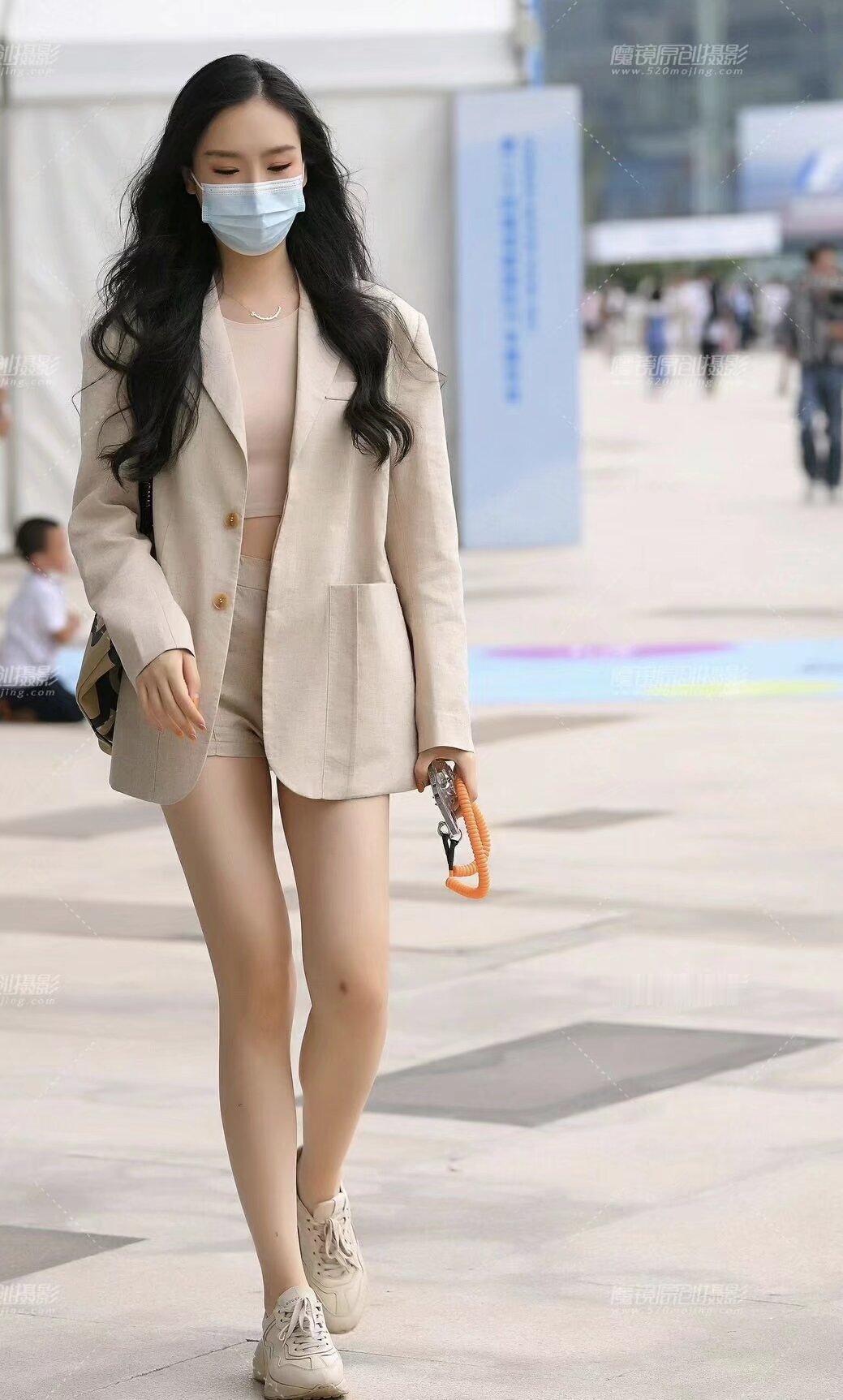 为人，要低调，少几分高傲；多几分尊重，少几分轻慢。不把自己看得太重，是一种修