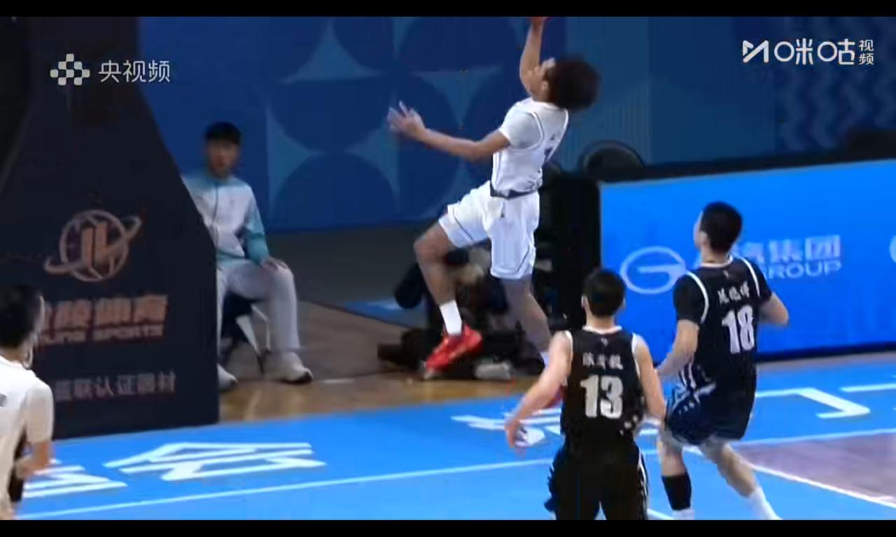 朱正玩命得分，组织能力也不如何文炜，上海靠投篮玩站桩吗？朱正对抗差，下半场靠