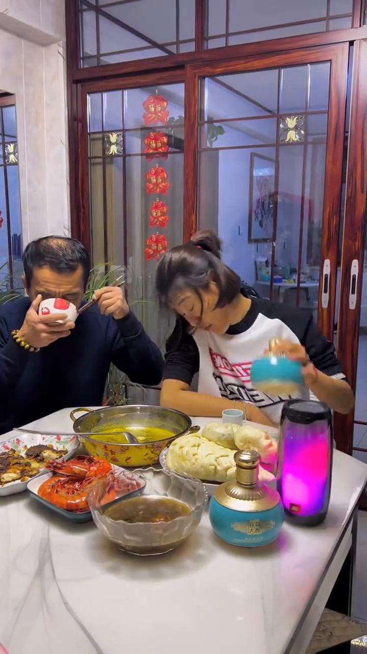 再过50年后，火葬场里相会，你一堆我一堆，我们全都化成灰。谁都别再吹有钱也是白费