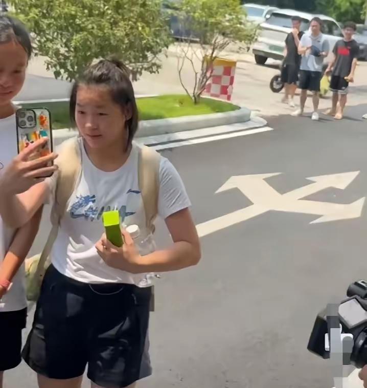 原来是全红婵！8月27日在广州二沙训练场地，发生了段挺有意思的事儿。奥运冠