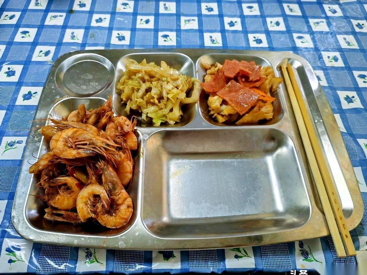 中午快12点了，整个船就听见他在船尾咣咣当当敲电焊。我们这帮人饭都吃一半了，那