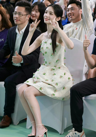 27岁萝莉美女周也！完美肥嫩美腿美脚丫太可爱了
