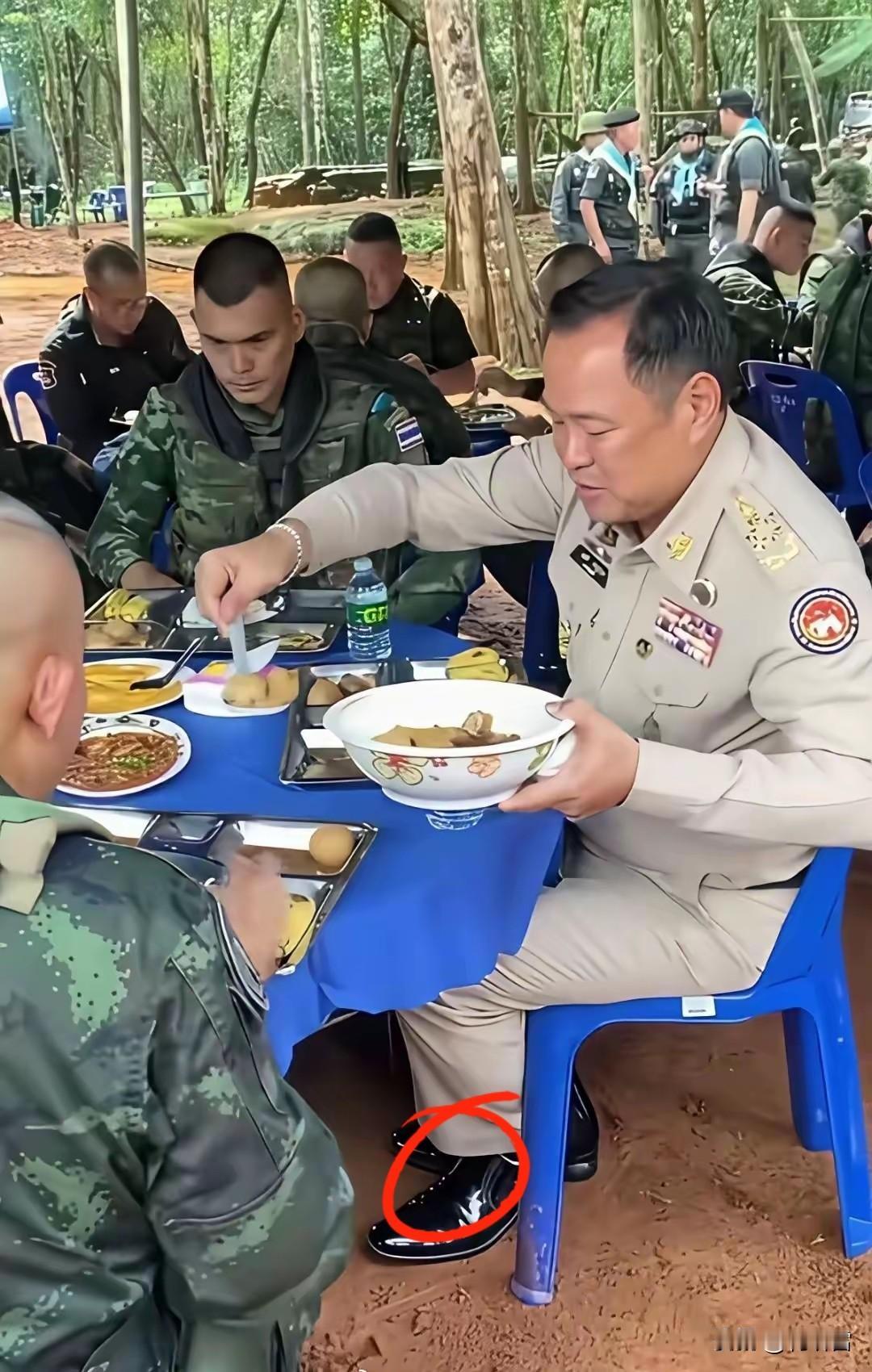 油光可鉴，阿努挺陪前线士兵吃饭，被指是作秀。他深入边境第二军区的营地与官兵们一起