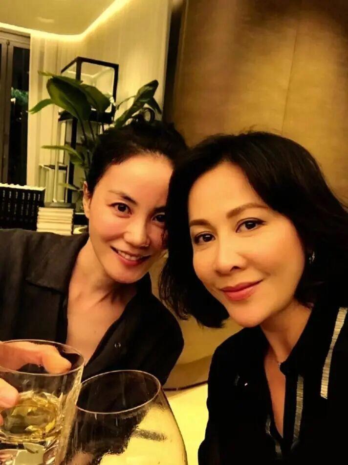 王菲与刘嘉玲的友情跨越30年，一个疏离自守，一个明媚如夏，却因互补的默契紧紧相依