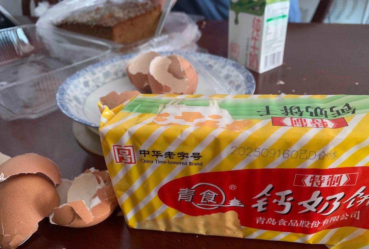 青岛钙奶饼干被吐槽变味涨价，9和9同一袋货价差两块多，配料表还冒出乳化剂抗氧