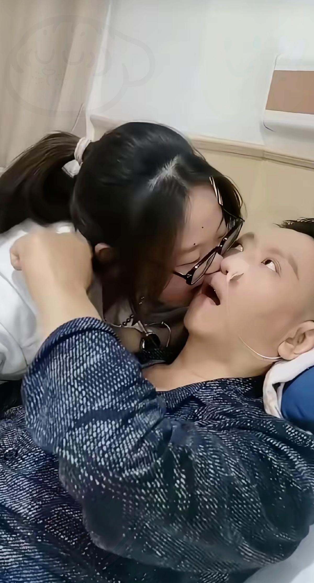 无锡医院里这幕太戳心！女孩对着病床上的爸爸又咬又拽，旁人看了全红了眼，这哪是“折