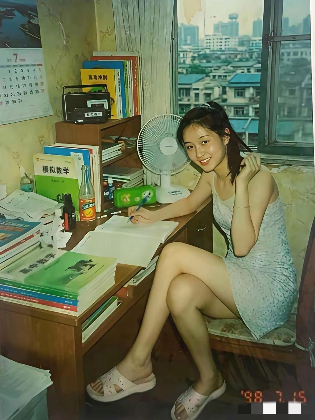 1998到2026，一晃便是28年。老照片里埋头苦读的模样，藏着一代人再也回不去