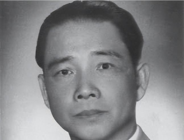 汪精卫，1883年出生在广东三水县，原名汪兆铭，号精卫。小时候家里不富裕，但他脑