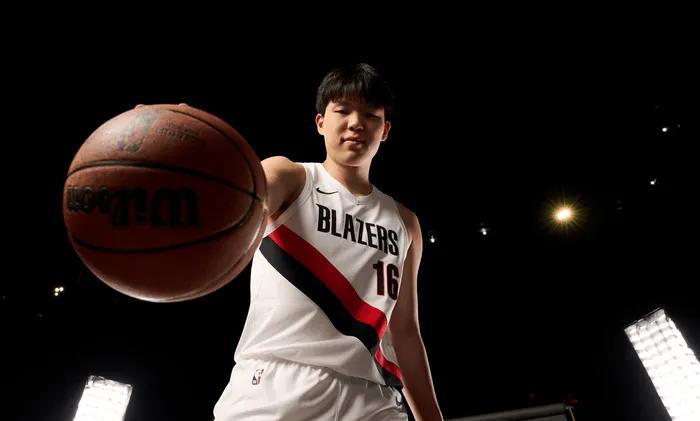 拓记就差没说，杨瀚森脚步太慢，跟不上，体能太差，没有防守了。拓记：我们喜欢杨瀚