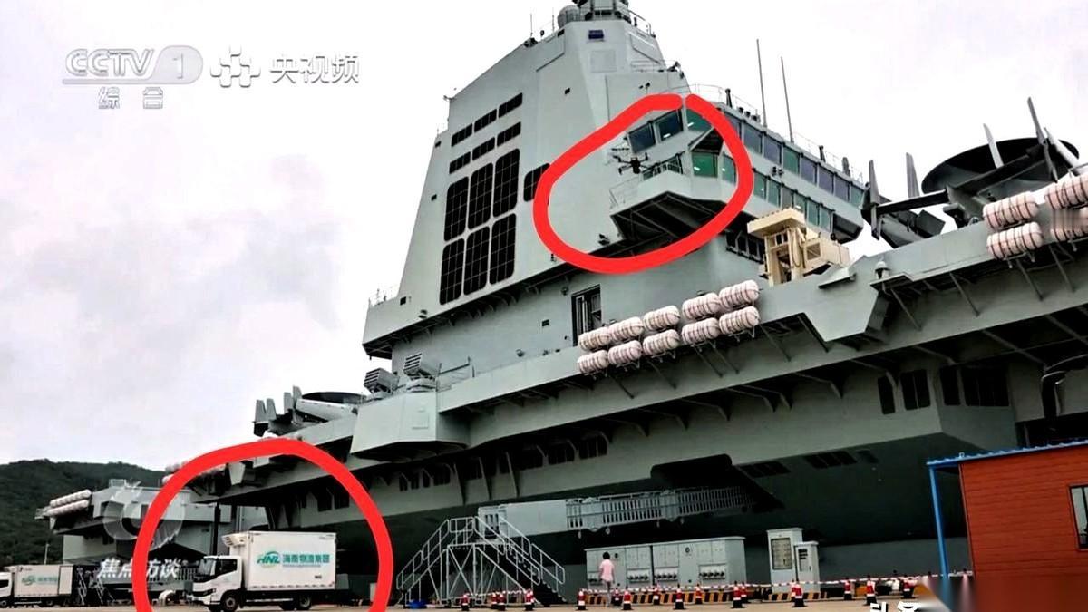 说句掏心窝子的话，第一眼看到这图，我压根没在看航母。我的眼睛，死死地盯在那两辆