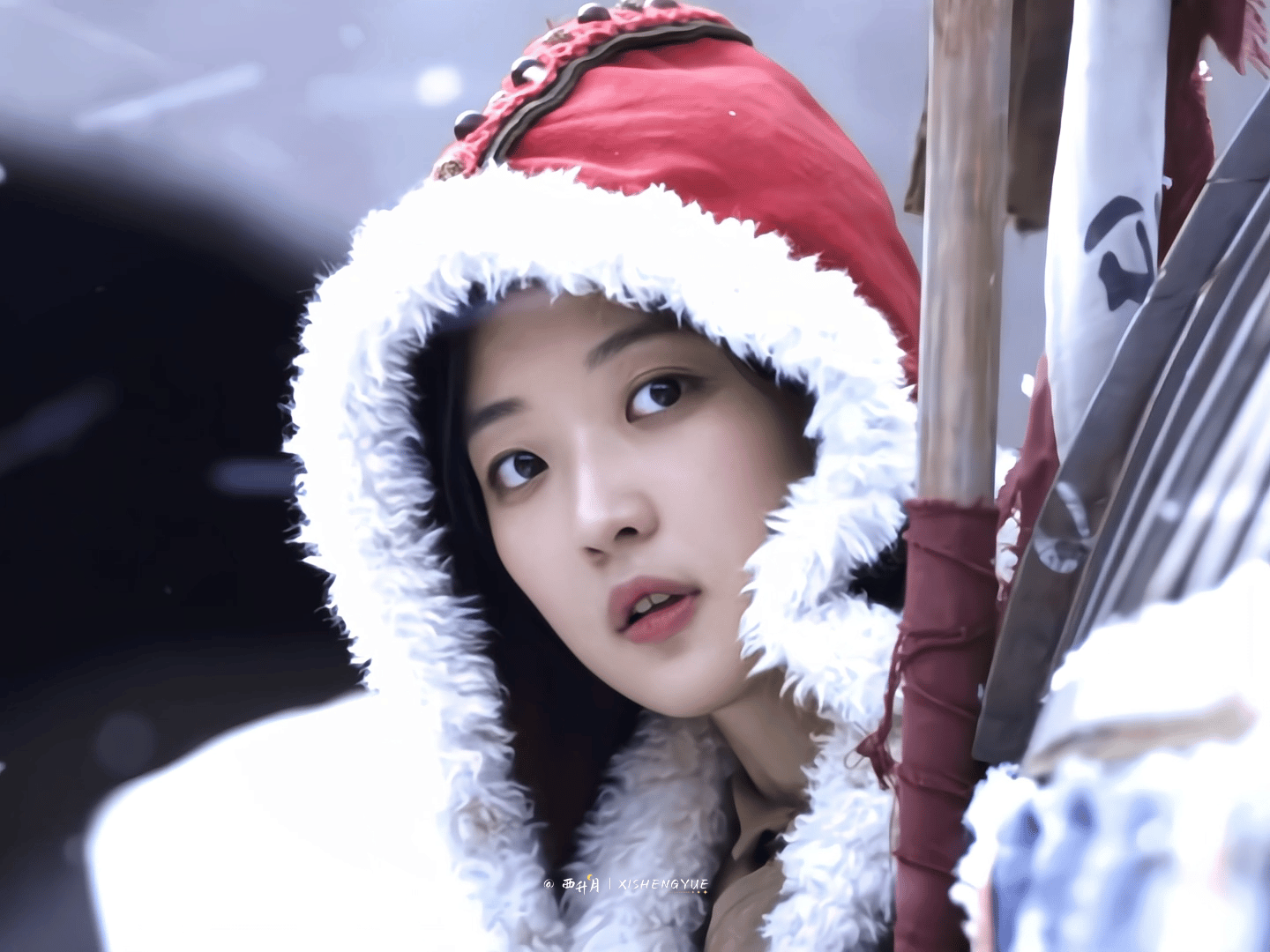 一眼万年被孙千演出来了我就爱这个小红帽造型，大雪真的和红色绝配，显得整个人劲儿劲