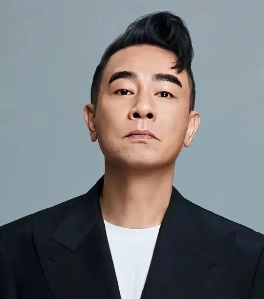 主持人问陈小春:“没结婚之前，你谈过多少段恋爱？”陈小春说:“我以前谈过很多恋爱