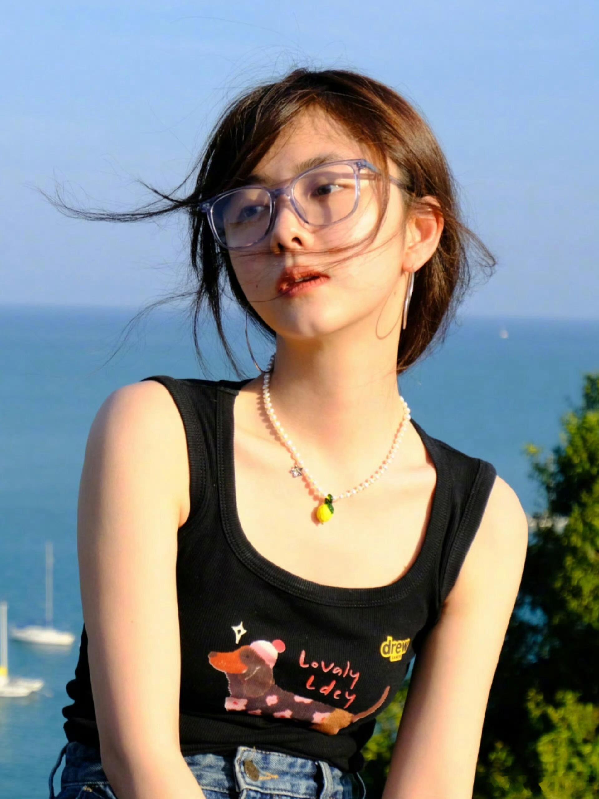 :谭松韵直击心灵的美貌谭松韵的美，就像被时光精心雕琢的艺术品。岁月不仅没留下痕迹