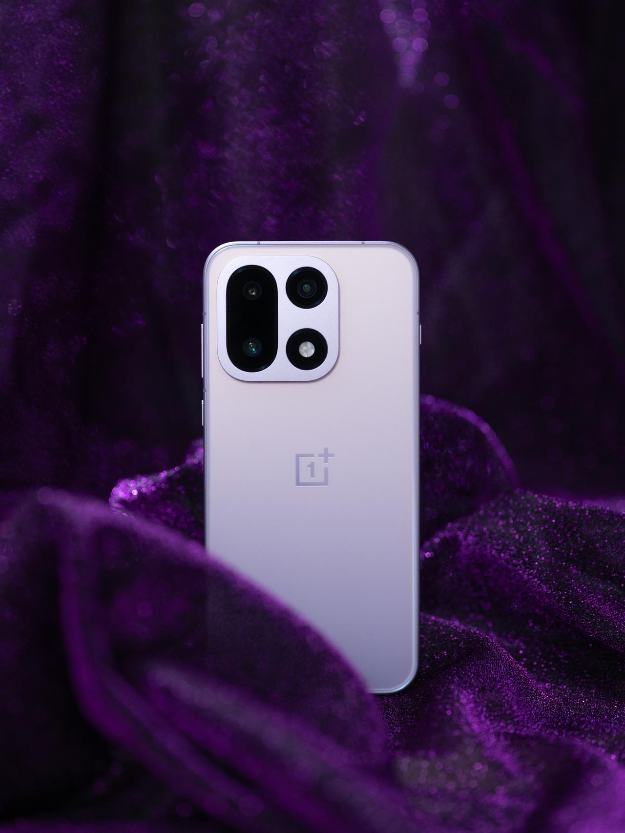 一加15雾光紫这个配色，应该是这次最没有存在感的。不过这个紫色还是挺有意思的。