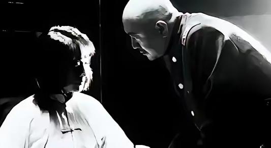 1941年天津卫的一个深夜，汉奸头子正准备对一名被捕的女地下党下死手，可当他狠狠