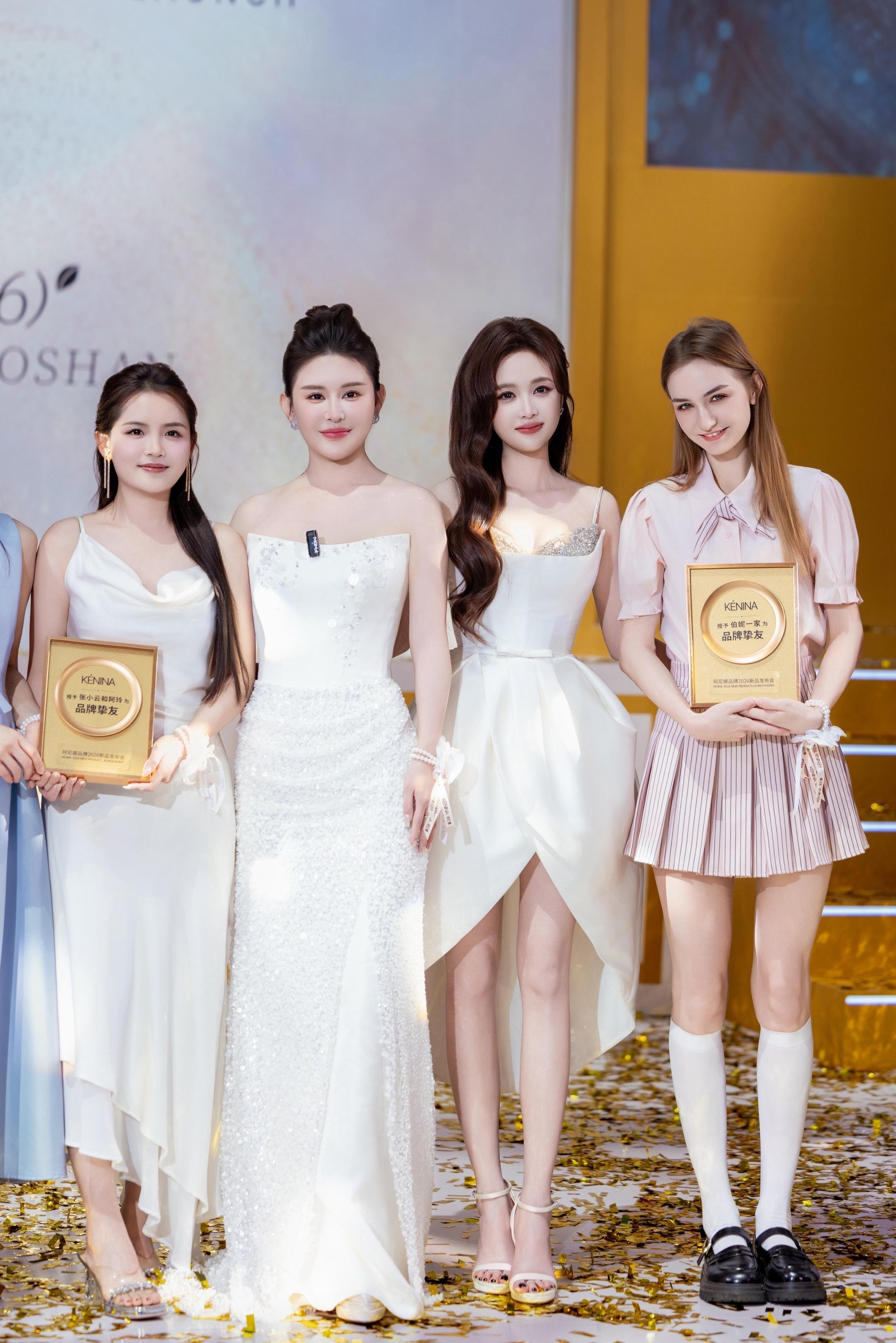 吴宣仪辛凌.吴宣仪近景合影的官图存