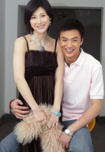 2011年，温州的首富周旭辉拥有50亿身家，他背着妻子迷上了“李云龙”扮演者的妻