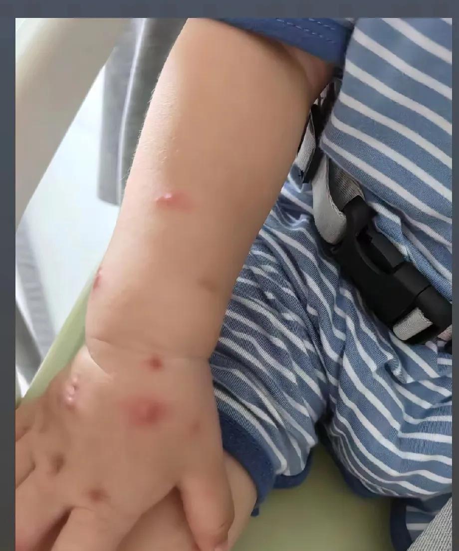 湖南，女子带孩子从医院看病回来，在小区门口遇到，邻居大姨抱着一岁多的宝宝出去玩，